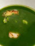 Crema de espinacas, merluza y coles de Bruselas