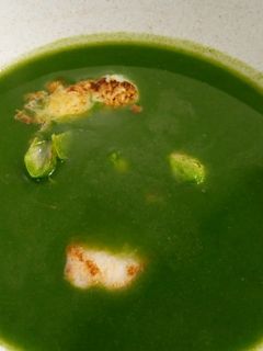 Una foto de Crema de espinacas, merluza y coles de Bruselas