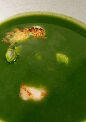 Una foto de Crema de espinacas, merluza y coles de Bruselas