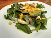 Una foto de ensalada de espinaca