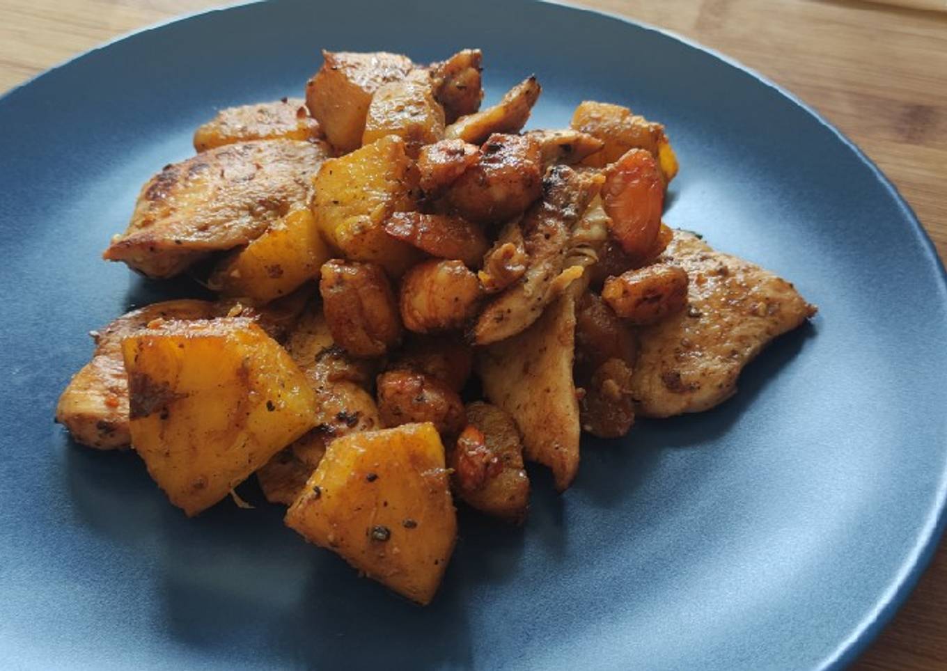 Pollo con piña y langostinos