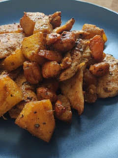 Una foto de Pollo con piña y langostinos