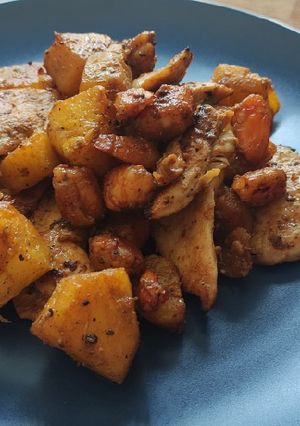 Una foto de Pollo con piña y langostinos