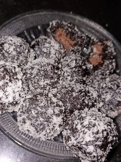 ઓરીઓ બિસ્કીટ ના લાડુ (Oreo Biscuit Ladoo Recipe In Gujarati) રેસીપી મુખ્ય ફોટો
