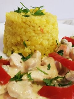 O poză a rețetei Orez cu curry și piept de pui în sos de smântână.