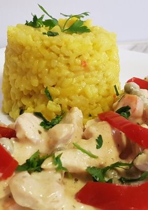 O poză a rețetei Orez cu curry și piept de pui în sos de smântână.