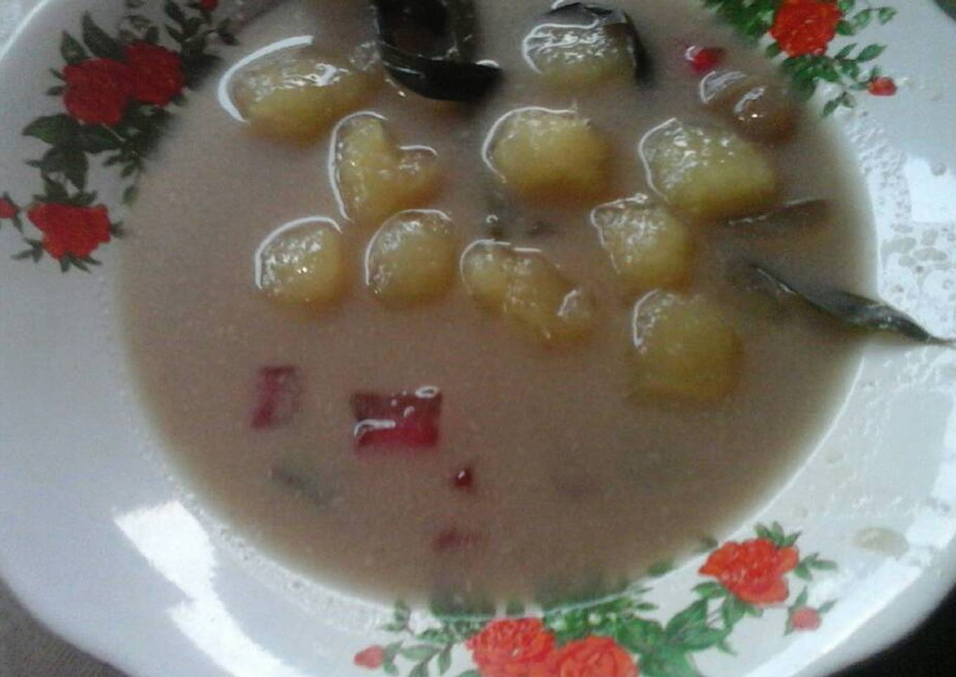 Kolak bola singkong berwarna