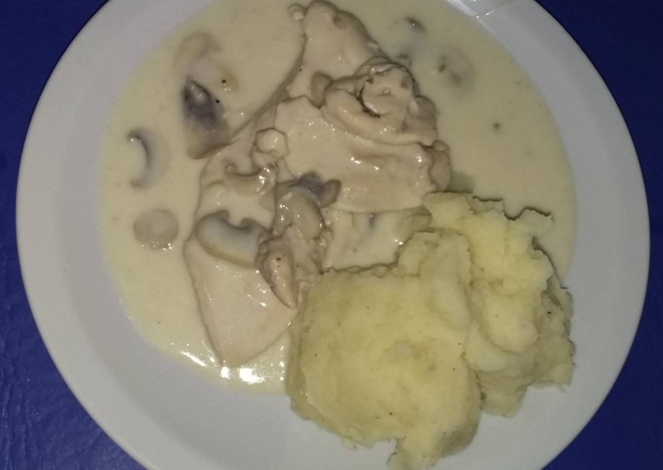 Pollo con salsa de champiñones