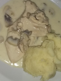 Una foto de Pollo con salsa de champiñones