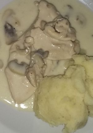 Una foto de Pollo con salsa de champiñones