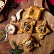 Hojaldres con setas y cebolla caramelizada