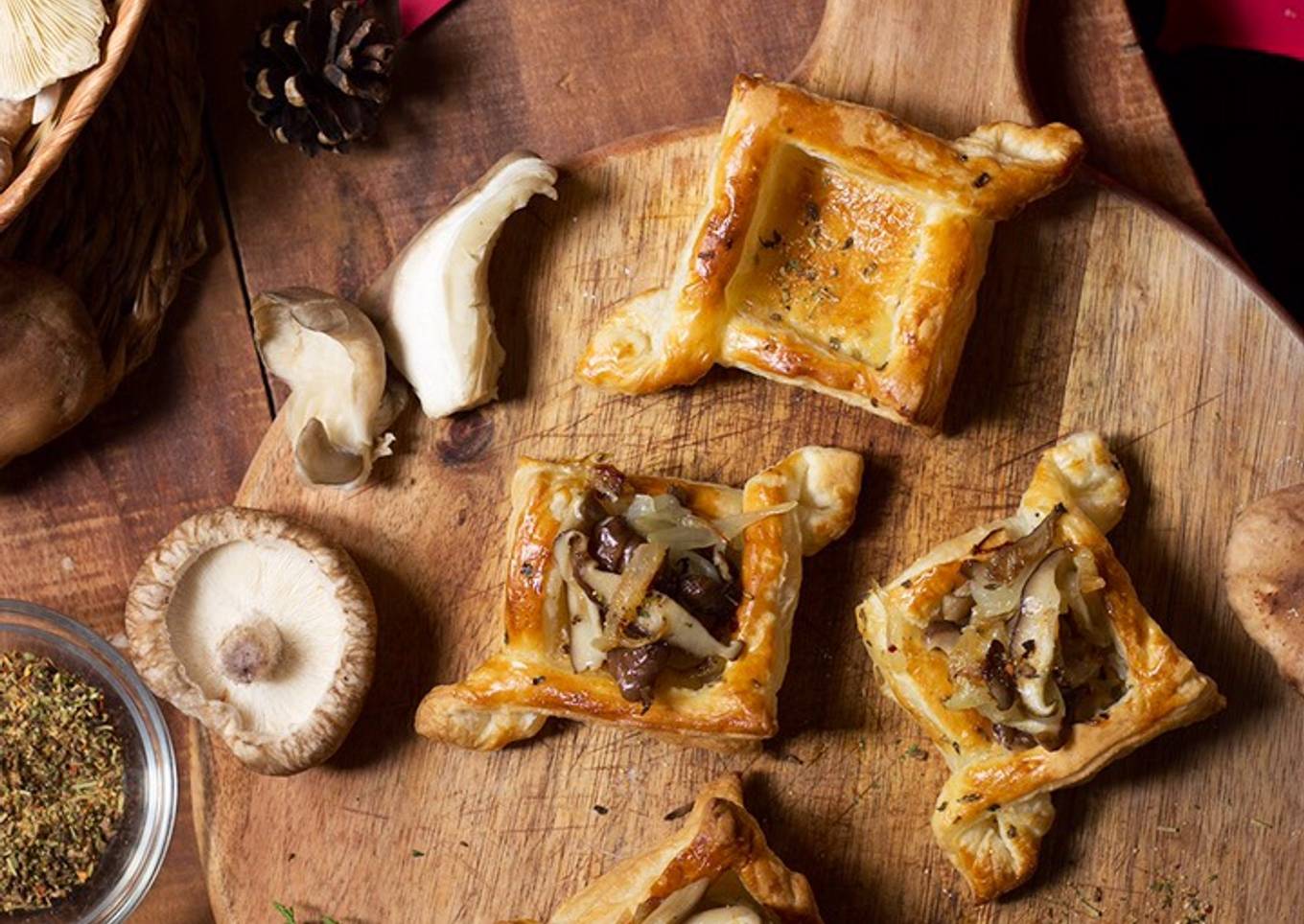 Hojaldres con setas y cebolla caramelizada