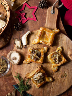 Una foto de Hojaldres con setas y cebolla caramelizada