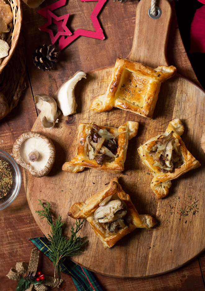 Una foto de Hojaldres con setas y cebolla caramelizada