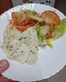Merluza al vapor con ensalada