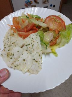 Una foto de Merluza al vapor con ensalada