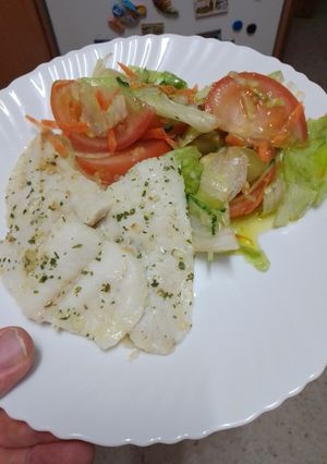 Una foto de Merluza al vapor con ensalada