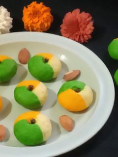 ট্রাই কালার মিল্ক পেড়া (Tricolour Milk Peda Recipe ln Bengali) রেসিপির প্রধান ছবি