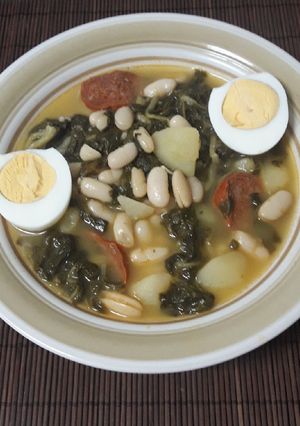 Una foto de Alubias blancas con acelgas y chorizo