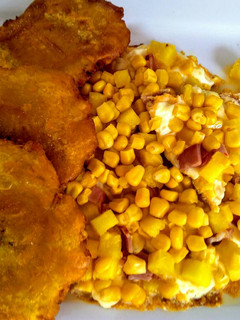Una foto de Huevos hawaianos con patacones de la tierra!