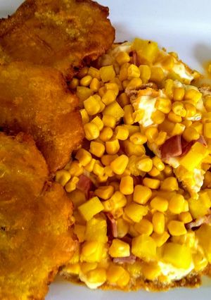 Una foto de Huevos hawaianos con patacones de la tierra!