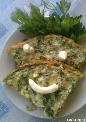 Фото Омлет с овощами и сосиской.