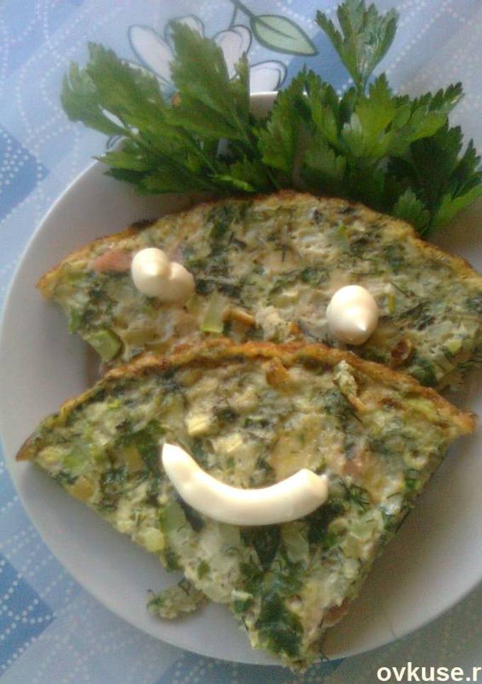 Омлет с овощами и сосиской