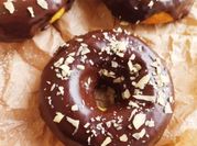 Una foto de donuts cobertura de chocolate