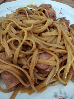 Una foto de Spaguettis con salchicha blanca fresca