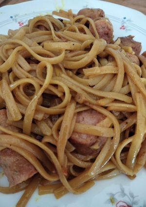 Una foto de Spaguettis con salchicha blanca fresca
