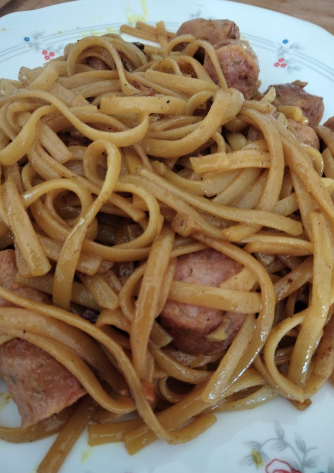 Una foto de Spaguettis con salchicha blanca fresca