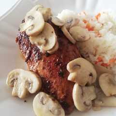 Una foto de Pechuga de pollo con champiñones a la mantequilla