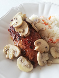Una foto de Pechuga de pollo con champiñones a la mantequilla