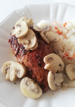 Una foto de Pechuga de pollo con champiñones a la mantequilla