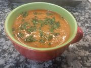 Una foto de sopa crema de tomates