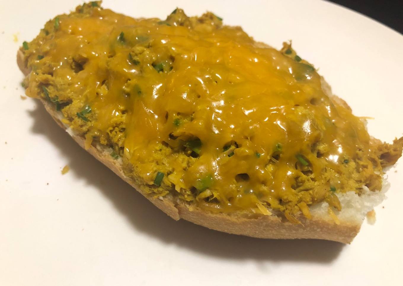 Sándwich abierto de atún gratinado (“tuna melt”)