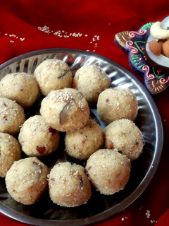 तिल मावा रवा लड्डू (Til mawa rava ladoo recipe in hindi) रेसिपी मुख्य फोटो