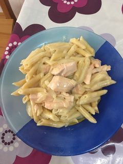 Una foto de Pasta con salsa de queso y salmón