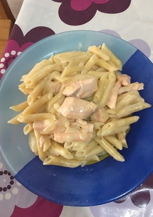 Una foto de Pasta con salsa de queso y salmón