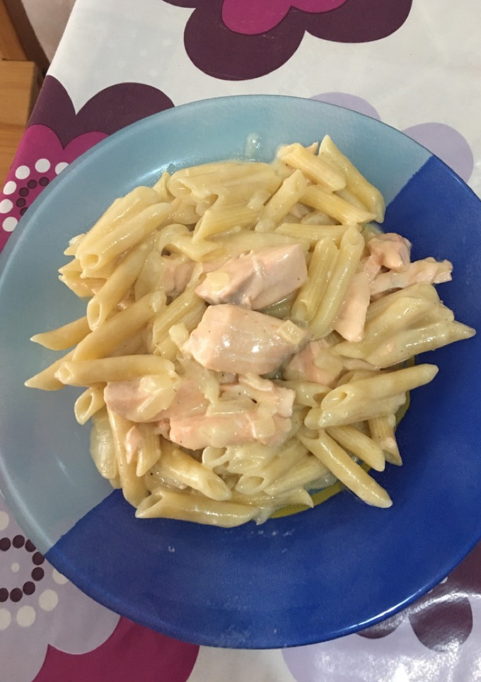 Una foto de Pasta con salsa de queso y salmón