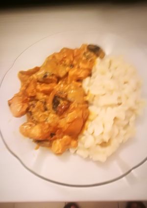 Tejfölös csirkemell gombával és nokedlivel :) recept fotója