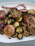 Courgettes et duo d’oignons grillés au zaatar et herbes aromatiques