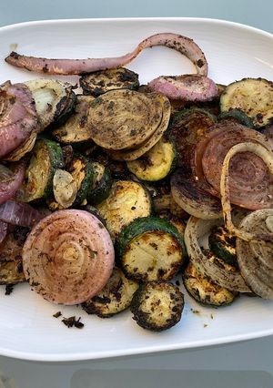 Une photo de Courgettes et duo d’oignons grillés au zaatar et herbes aromatiques