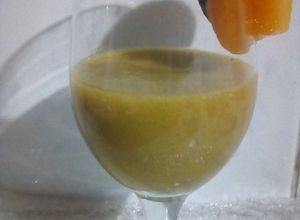 Una foto de Refresco de pepino y duraznos
