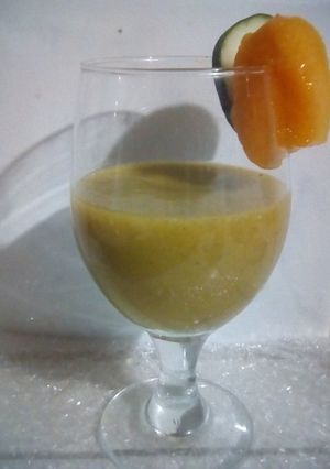 Una foto de Refresco de pepino y duraznos