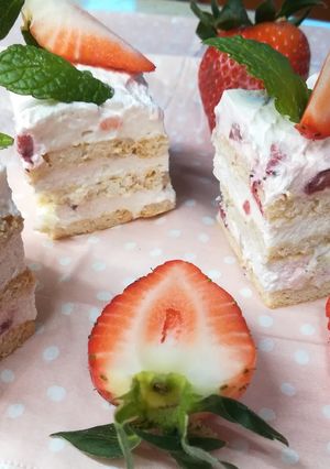 Sütés nélküli epres-kekszes gluténmentesen 🍓🍓 recept fotója