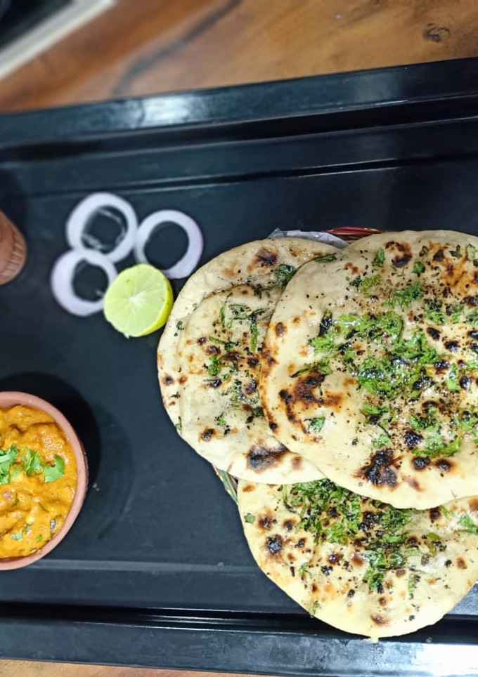 ચીઝ ગાર્લિક કુલચા (Cheese Garlic Kulcha Recipe In Gujarati) રેસીપી મુખ્ય ફોટો