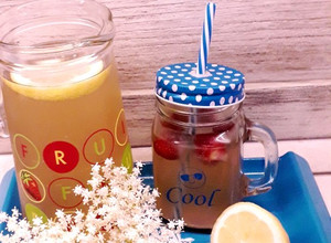 Bodzalimonádé eperkockával. 🍓🍹 recept fotója