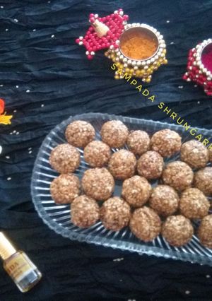 तीळ गूळाचे लाडू (til gudache ladoo recipe in marathi) रेसिपी चे मुख्य फोटो