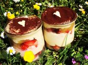 Une photo de rhubarbe fraises